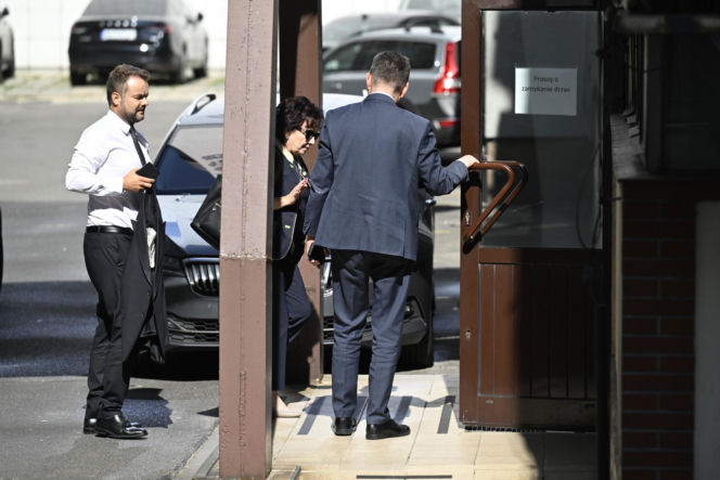 Politycy PiS zjechali na Nowogrodzką, chodzi o Czarnka