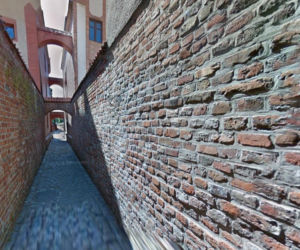 Najpiękniejsza uliczka w woj. warmińsko-mazurskim. Otwiera się tylko na kilka godzin