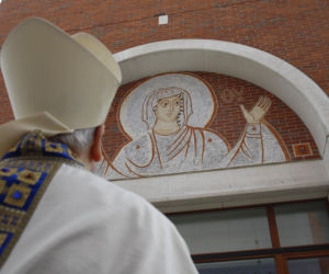 Pobłogosławienie mozaiki Matki Bożej na Wieży Fatimskiej przy Sanktuarium św. Jana Pawła II
