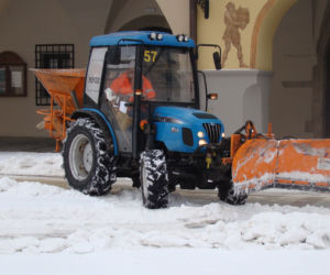 Rynek w Tarnowie pod śniegiem. W akcji pługopiaskarka MPGK