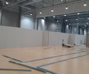 Trwa budowa szpitala polowego w łódzkiej hali EXPO
