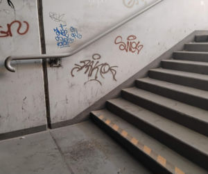 Bród i smród w tunelu pod torami w Siedlcach