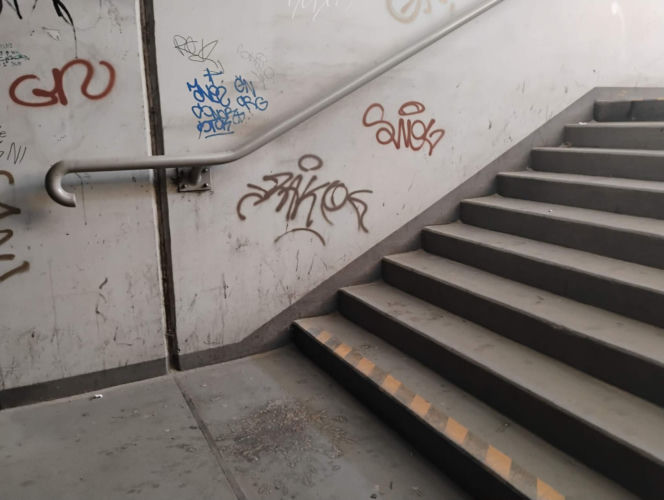 Bród i smród w tunelu pod torami w Siedlcach