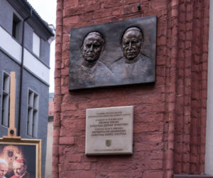 W Toruniu odsłonięto tablicę poświęconą św. Janowi Pawłowi II oraz bł. kard. Stefanowi Wyszyńskiemu