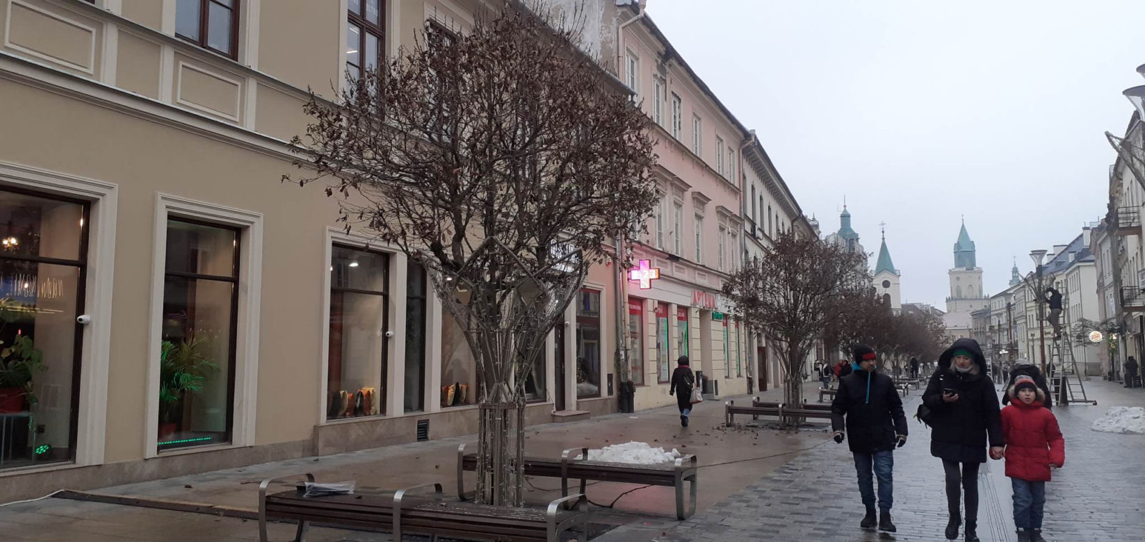 Na lubelskim deptaku już montują świetlne instalacje. Już za parę dni będzie pięknie! [GALERIA]