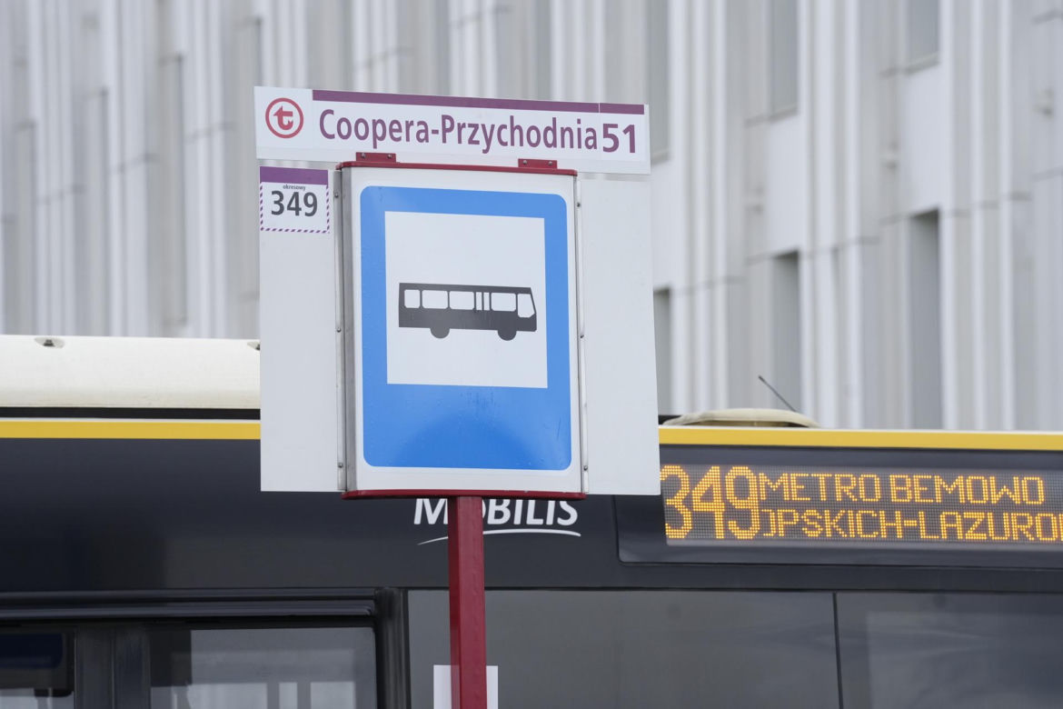 Autobus już może zakręcić. Koniec groteski przed przychodnią na Bemowie