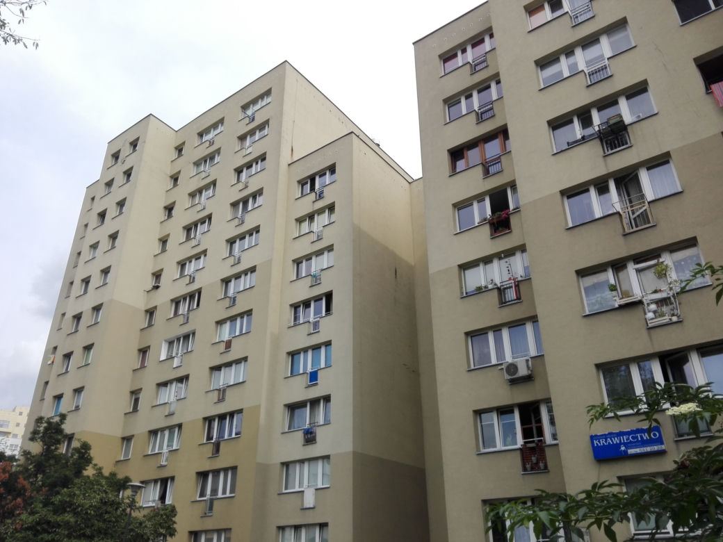 Skoki z okna i morderstwo z siekierą w dłoni... Odwiedzamy upiorny blok na Ursynowie [ZDJĘCIA]
