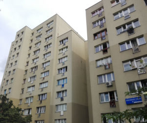 Skoki z okna i morderstwo z siekierą w dłoni... Odwiedzamy upiorny blok na Ursynowie [ZDJĘCIA]
