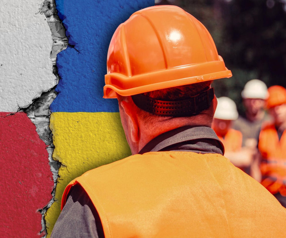 Pracownik budowlany na tle pękniętej ściany z flagami Polski i Ukrainy. O rynku pracy przeczytasz na SE Superbiz.
