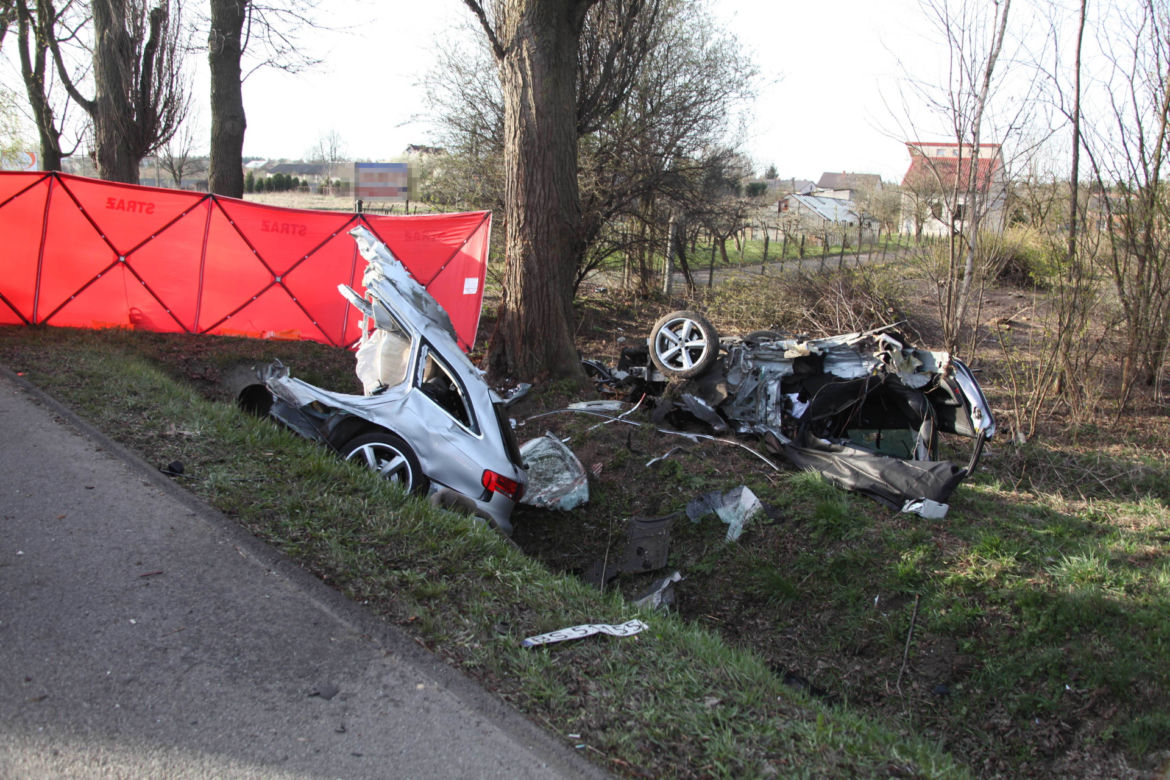 Razem się urodzili i razem zginęli. Audi bliźniaków roztrzaskało się o przydrożne drzewo 