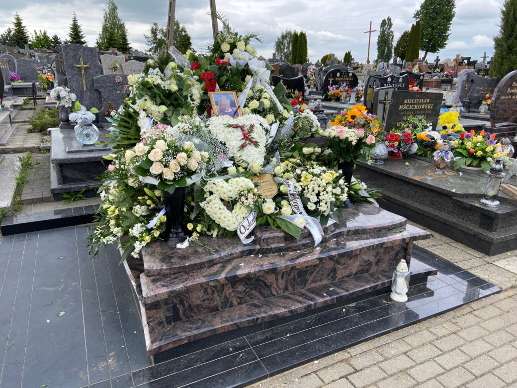 Pogrzeb Karoliny z Gocławia. Grób 23-latki utonął w kwiatach