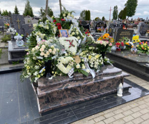 Pogrzeb Karoliny z Gocławia. Grób 23-latki utonął w kwiatach