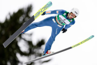 Puchar Świata w skokach. Kacper Tomasiak tuż za podium! Niesamowity występ Polaka w Engelbergu