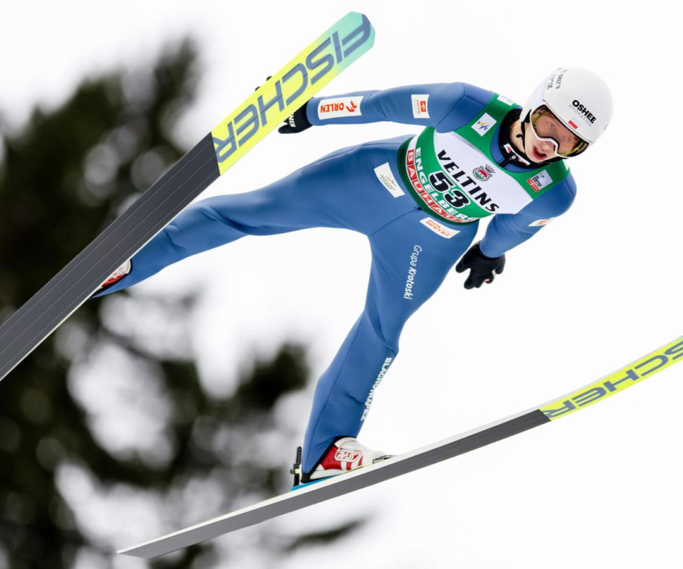 Puchar Świata w skokach. Kacper Tomasiak tuż za podium! Niesamowity występ Polaka w Engelbergu