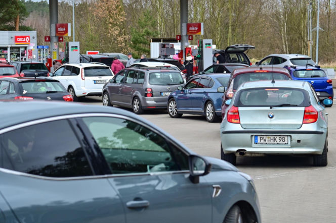 Kolejki niemieckich aut na przygranicznych stacjach paliw