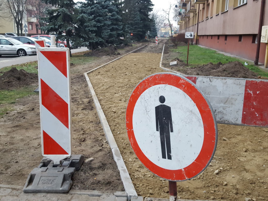 Budują ściężkę rowerową przy ul. Dąbrowskiego w Lesznie