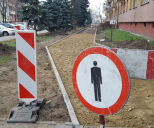 Budują ściężkę rowerową przy ul. Dąbrowskiego w Lesznie