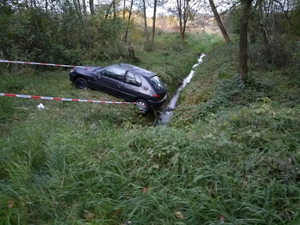 Tarnów. Kierowca zaparkował tuż nad potokiem. Co tam się stało?