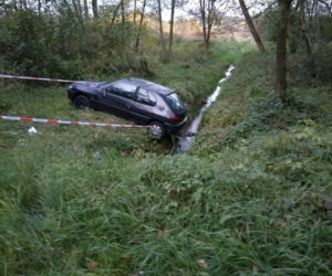 Tarnów. Kierowca zaparkował tuż nad potokiem. Co tam się stało?
