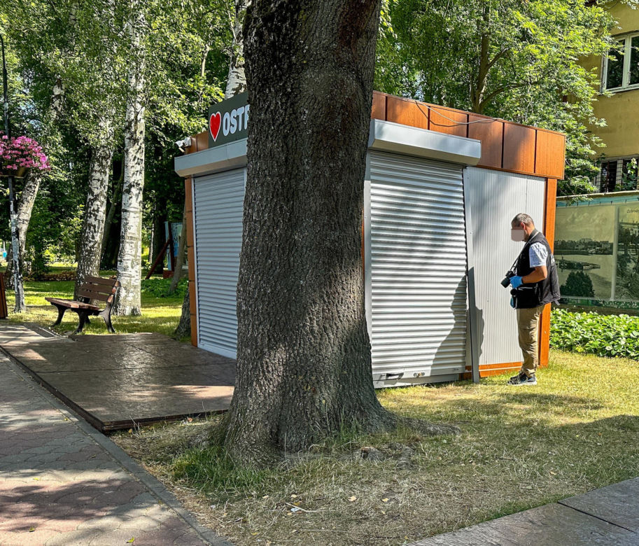 Papieros w jednej ręce, kradziona biżuteria - w drugiej. Beztroski złodziej w rękach policji