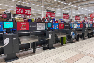 Kasjerzy znikają z polskich sklepów. Prognozy AI nie pozostawiają złudzeń