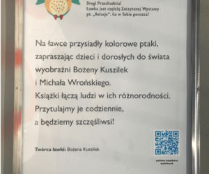 Łapy. Zaczytana Ławka przed biblioteką oferuje darmowe audiobooki [ZDJĘCIA]