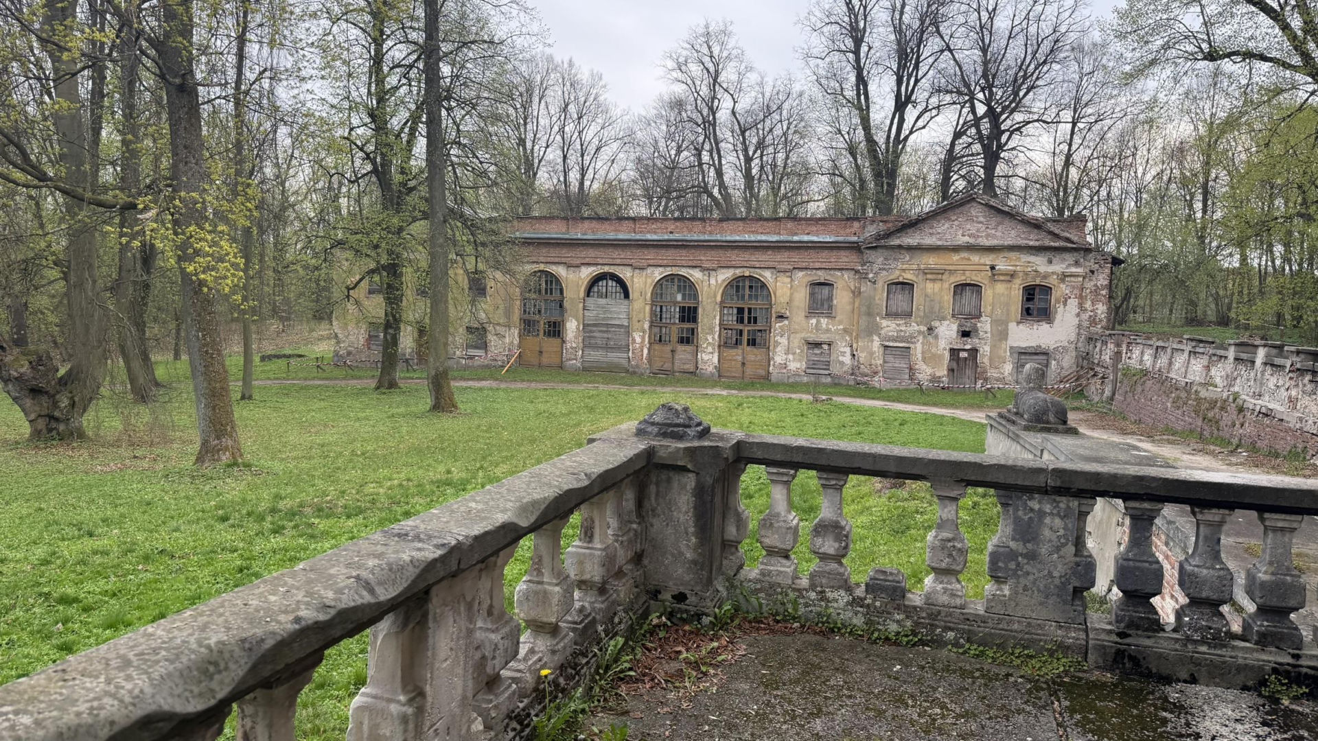 Pałac w Pilicy, wspaniała rezydencja która od dekad popada w ruinę