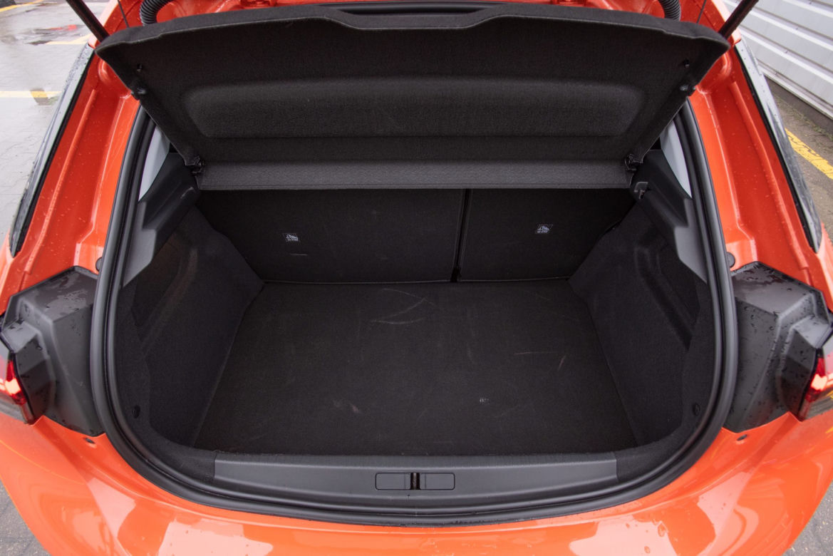 Peugeot 208 Allure vs Opel Corsa Elegance