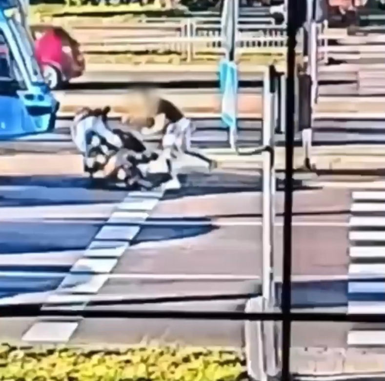 Horror na ulicach Wrocławia! Zaatakował skuterzystę, ukradł Opla i uderzył kobietę w twarz