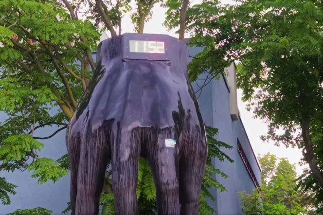 Gigantyczny zegarek na rękę w Hansaviertel
