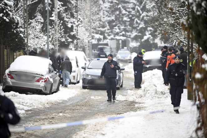 Makabra w Warszawie. Dwa ciała w mieszkaniu, nie oszczędził nawet psów. Nieoficjalnie: zabił rodziców
