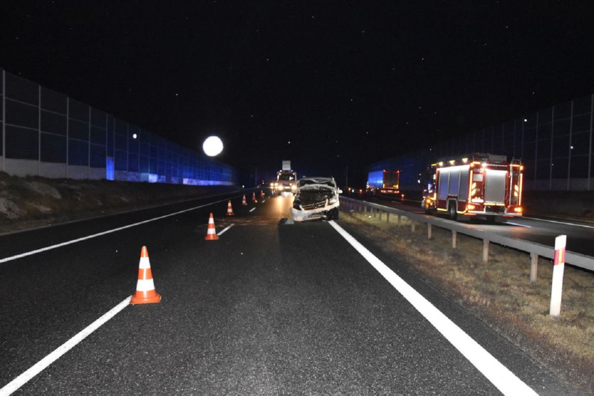 Jeden bus najechał na drugiego. Doszło do dachowania! Dramat na autostradzie A4