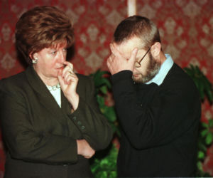  Była pierwszą kobietą na stanowisku premiera III RP. Już po roku złożyła dymisję