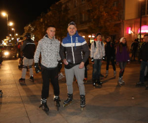 Nightskating. Warszawiacy przejechali stolicę na rolkach [Zdjęcia]