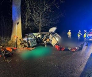 Golf roztrzaskał się na drzewie. Dwie osoby zginęły na miejscu, trzecia w szpitalu