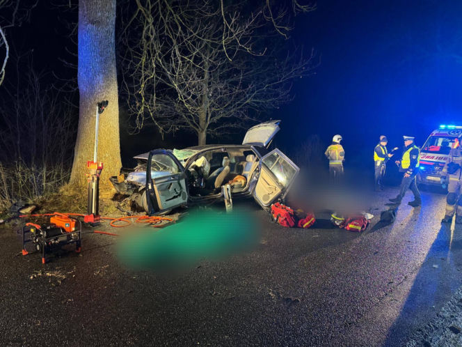 Golf roztrzaskał się na drzewie. Dwie osoby zginęły na miejscu, trzecia w szpitalu