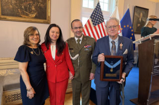 Odebrali amerykański medal i polski order za najwyższą ofiarę swojego syna. „Polska pomogła nam przez to wszystko przejść”
