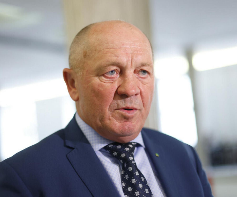 Marek Sawicki w ciemnym garniturze i krawacie. O jego krytyce Przemysława Czarnka przeczytasz na SE Polityka.