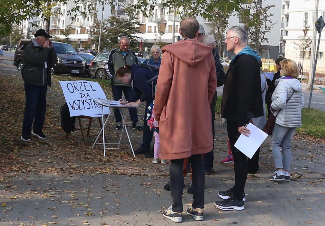 Chcemy tu park, a nie kolejny zabytek. Mieszkańcy protestowali przed torem kolarskim RKS Orzeł 