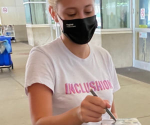 Lili Reinhart na lotnisku w Vancouver
