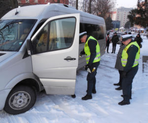Przed wyjazdem na zimowisko warto skontrolować autokar. Funkcjonariusze ITD czekają na zgłoszenia od organizatorów wypoczynku lub rodziców 