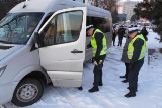 Przed wyjazdem na zimowisko warto skontrolować autokar. Funkcjonariusze ITD czekają na zgłoszenia od organizatorów wypoczynku lub rodziców 
