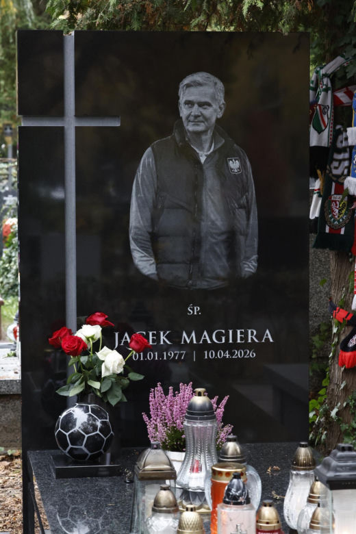 Groby Jacka Magiery i Lucjana Brychczego na Cmentarzu Wojskowym na Powązkach