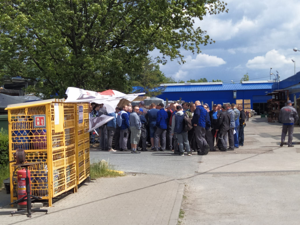 Trwa strajk generalny w Altrad Mostostal. Protestujących poparli związkowcy z Mostostalu Siedlce - zobacz zdjęcia!