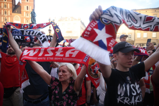 Dramat podczas fety Wisły Kraków. 11-latka trafiona petardą trafiła do szpitala