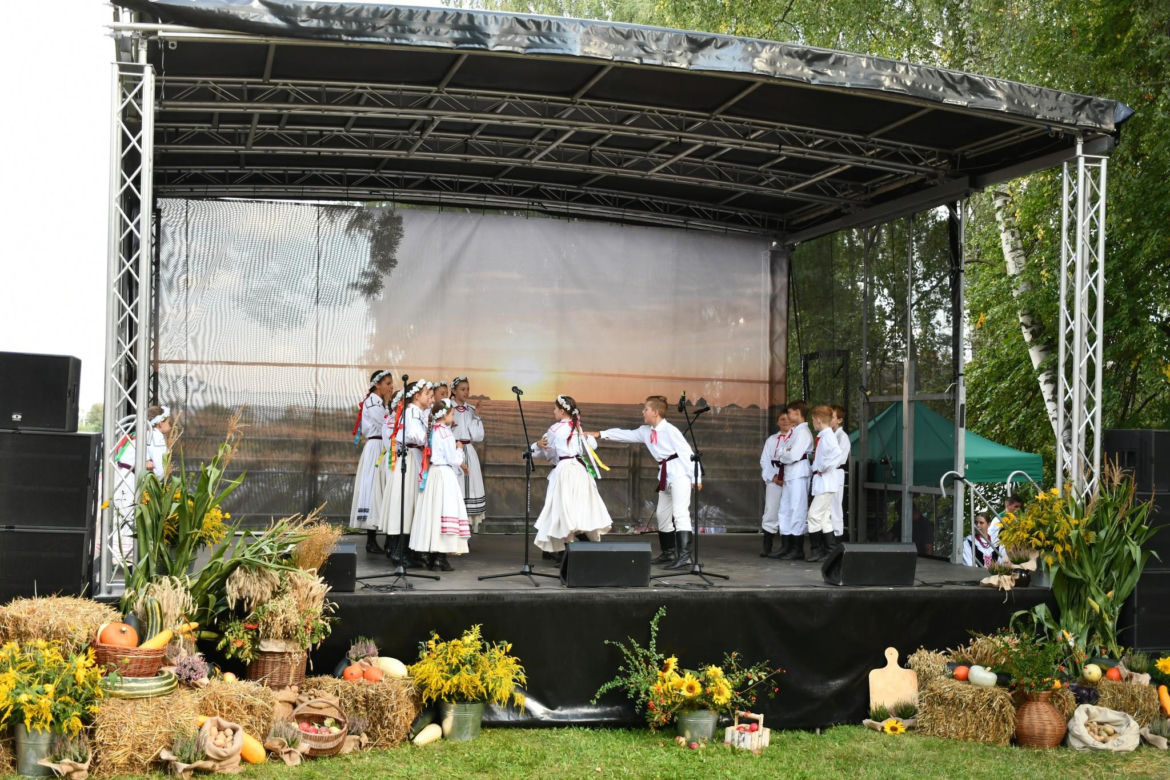 Tłumy na dożynkach w Olsztynku. Zobacz, jak bawili się mieszkańcy Warmii i Mazur [ZDJĘCIA]