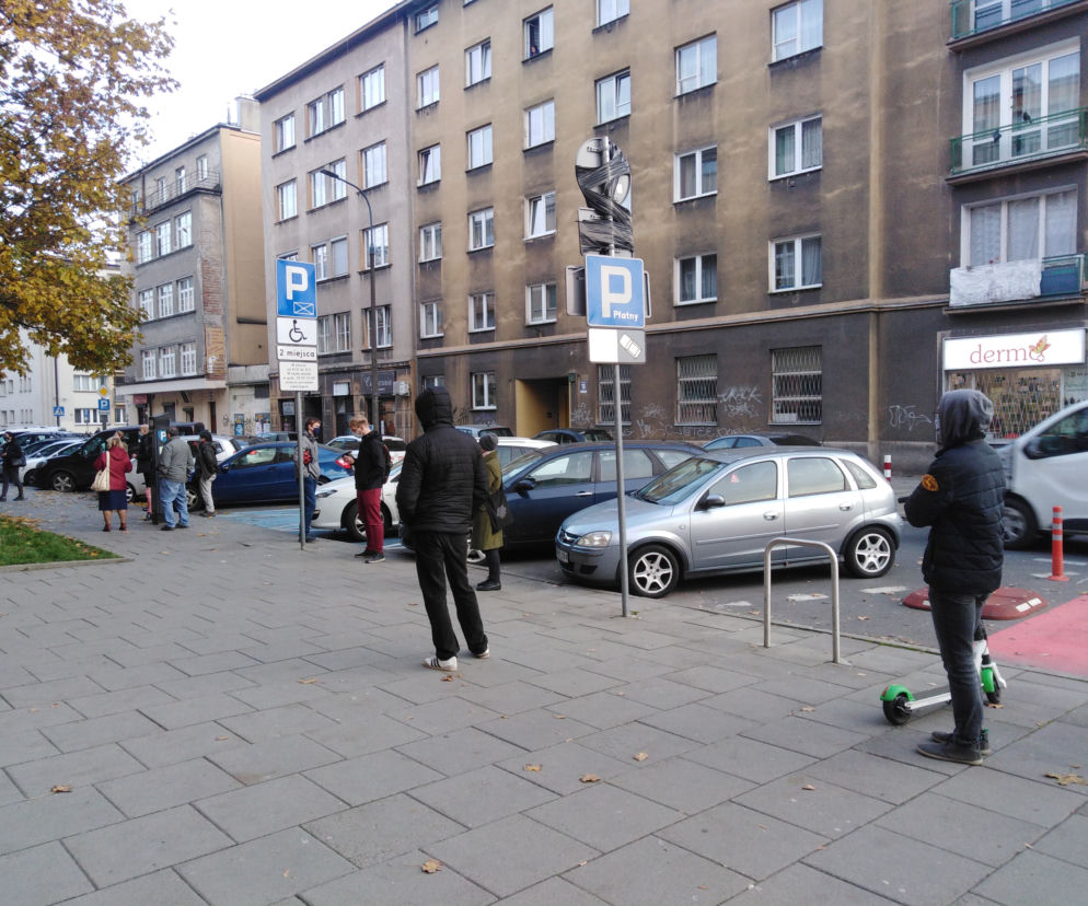 W kolejce po test na obecność koronawirusa trzeba czekać nawet kilka godzin