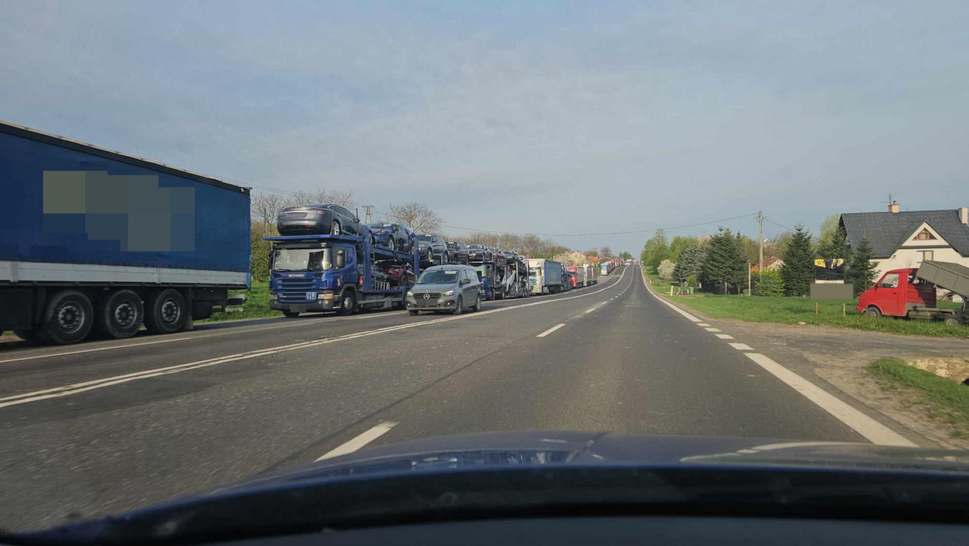 Tiry znów stoją w gigantycznych kolejkach do granicy
