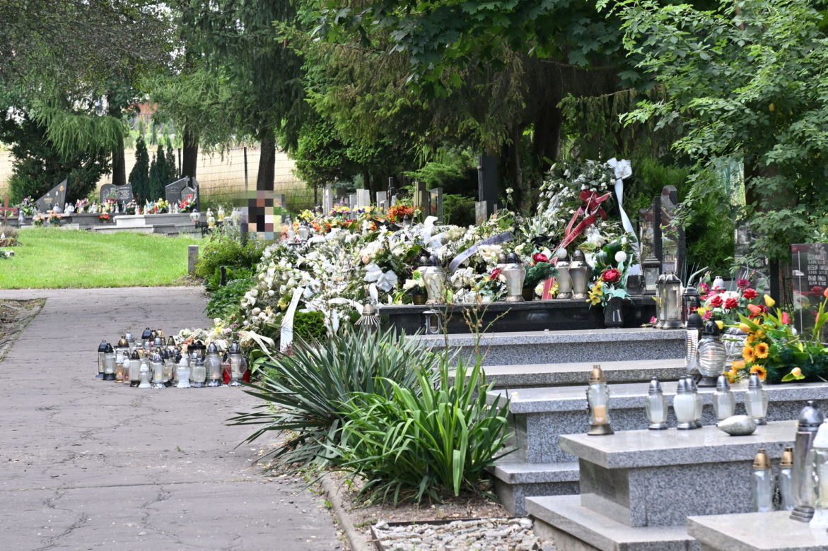 Grób syna Sylwii Peretti trzy dni po pogrzebie