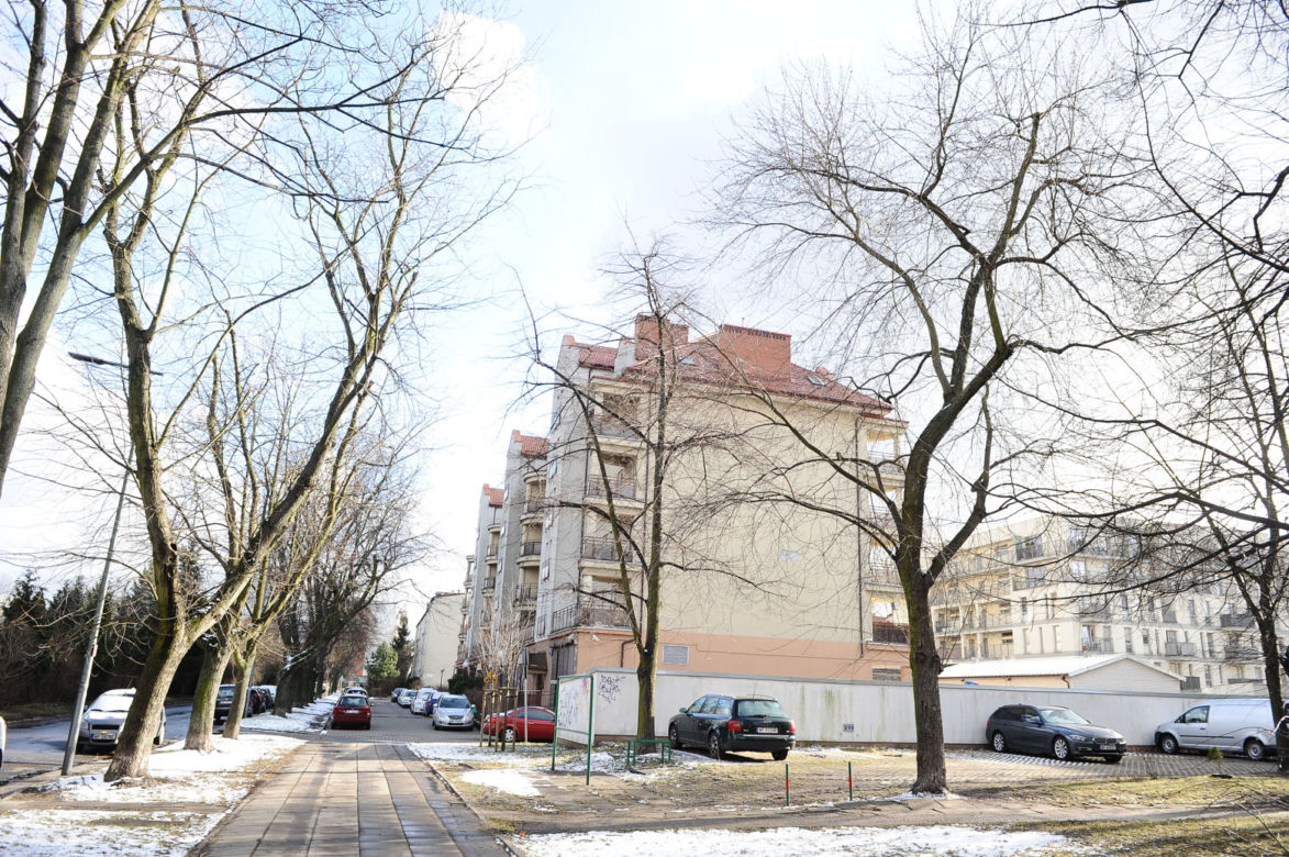 Grasują z odurzającymi maseczkami!? Mieszkańcy Pragi przerażeni. Spółdzielnia ostrzega przed zuchwałymi złodziejami